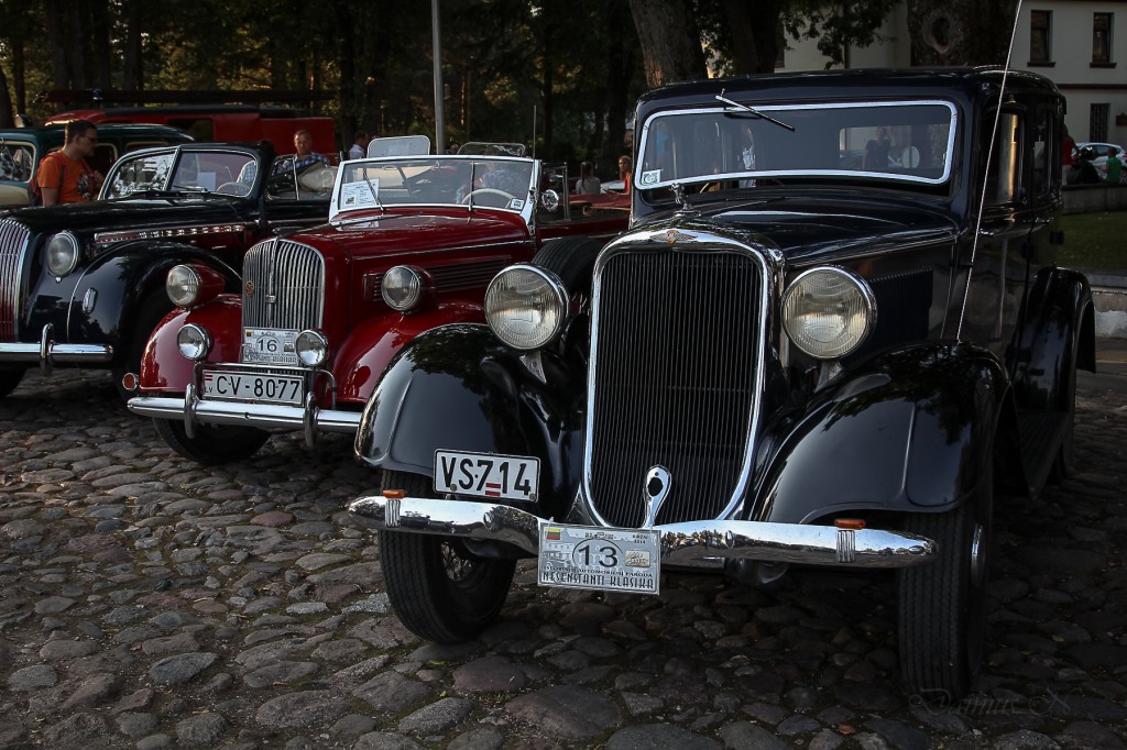 Parodoje miesto centre rikiavosi įspūdingi automobiliai