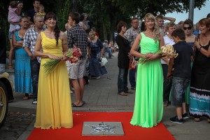 Parodos lankytojai galėjo nusifotografuoti prie klubo ,,Klasika improvizuotos ,,Hoollywood žvaigždės su ,,klasiškomis merginomis Gražina ir Vaiva