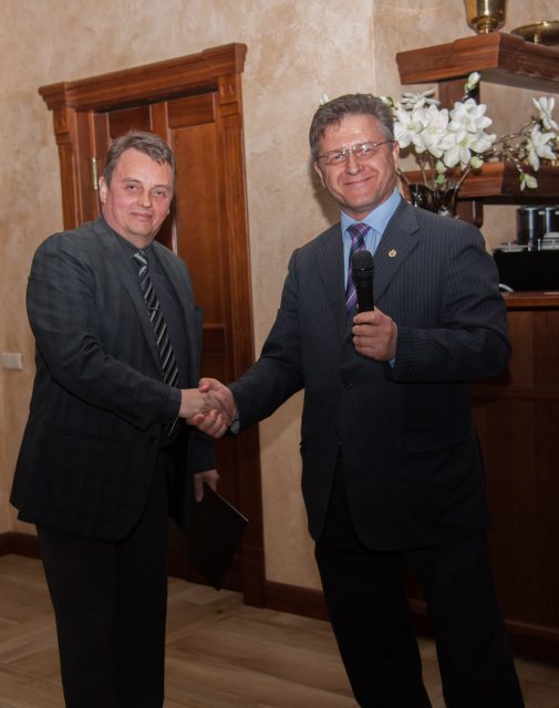 Biržų r. meras V. Valkiūnas sveikina klubo "Klasika" direktorių E.Einorį